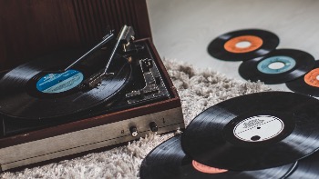 Tegyvuoja vinilai: kaip visų laidota praėjusių dešimtmečių technologija atgimė pandemijos metu? 