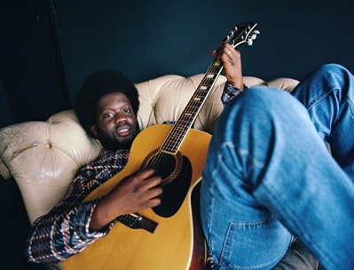 Britų muzikanto Michaelo Kiwanukos pasirodymas Vilniuje perkeliamas į kitą vasarą