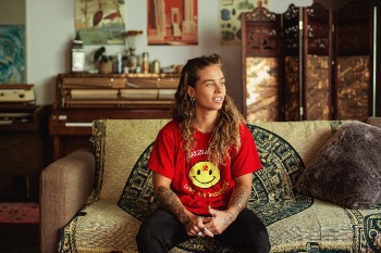 Australų muzikos fenomenas Tash Sultana atvyksta į Lietuvą